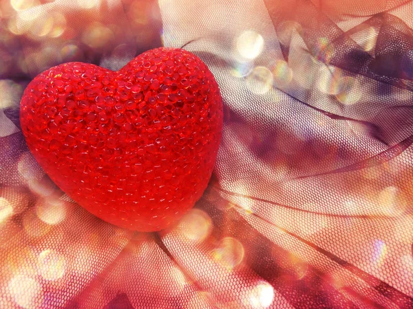 Rood hart op zijdeachtige doek materiaal valentine's Day achtergrond — Stockfoto