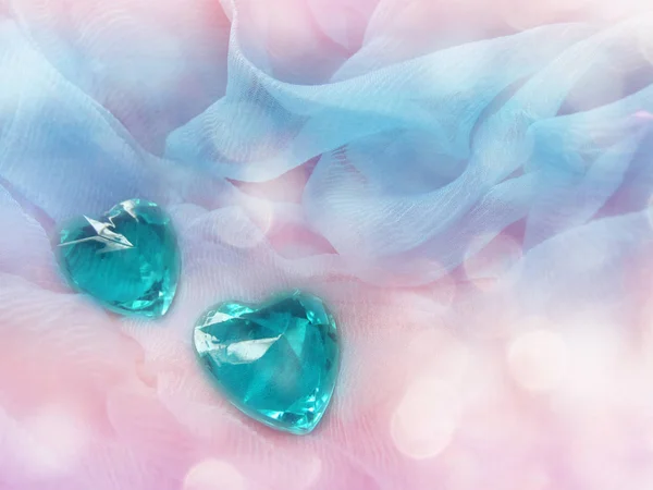 Två kristaller pärla hjärtan alla hjärtans dag bakgrund — Stockfoto