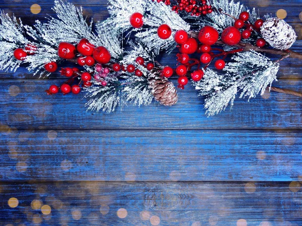 Fundo de inverno com cones de ramos de abeto e neve — Fotografia de Stock