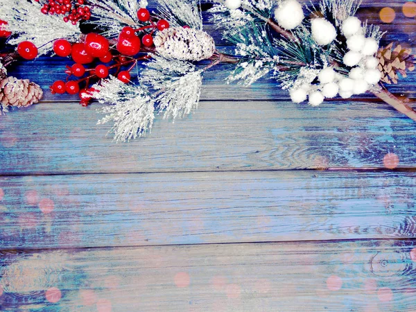 Fondo de invierno con ramas de abeto conos y nieve —  Fotos de Stock
