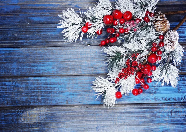 Winter achtergrond met dennentakken kegels en sneeuw — Stockfoto