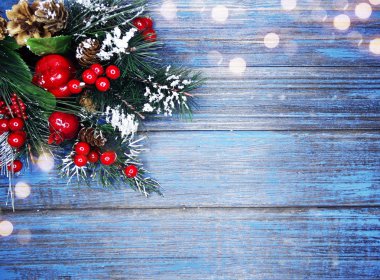 köknar dalları konileri ve kar ile kış arka plan