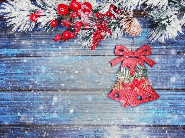 köknar dalları dekor ve kar ile kış arka plan