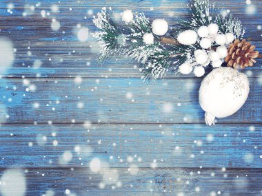 köknar dalları dekor ve kar ile kış arka plan