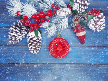 köknar dalları dekor ve kar ile kış arka plan