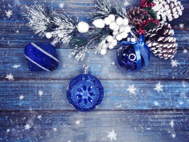 köknar dalları dekor ve kar ile kış arka plan