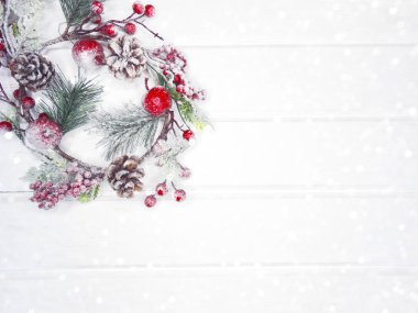 köknar dalları konileri ve kar ile kış arka plan