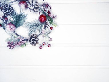 köknar dalları konileri ve kar ile kış arka plan