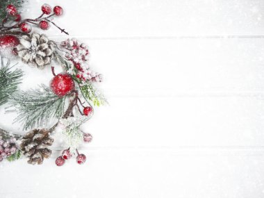 köknar dalları konileri ve kar ile kış arka plan