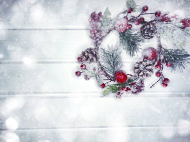 köknar dalları konileri ve kar ile kış arka plan