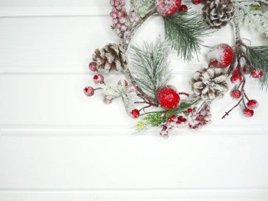 köknar dalları konileri ve kar ile kış arka plan