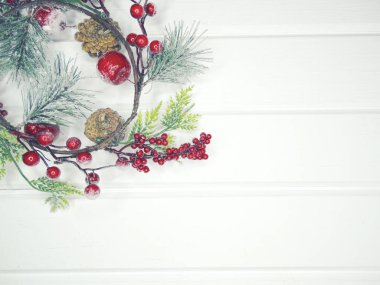 köknar dalları konileri ve kar ile kış arka plan