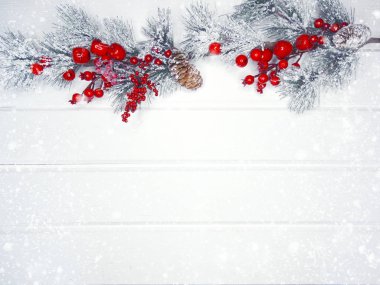 Kış Noel arkaplanı köknar dalları koniler ve mavi ahşap dokuda kar        