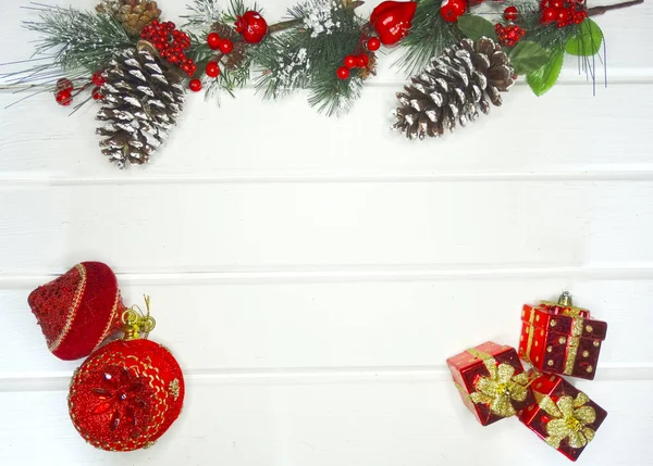 Fondo de invierno con ramas de abeto decoración y nieve — Foto de Stock