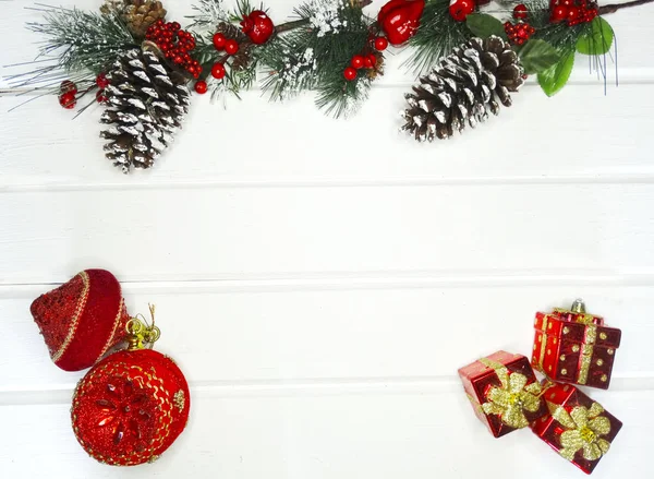 Fondo de invierno con ramas de abeto decoración y nieve — Foto de Stock