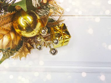 köknar dalları konileri ve kar ile kış arka plan