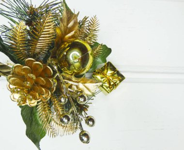 köknar dalları konileri ve kar ile kış arka plan