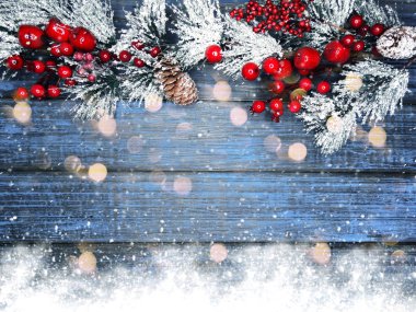 köknar dalları konileri ve kar ile kış arka plan