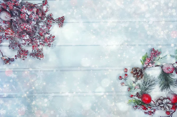 Köknar dalları konileri ve kar ile kış arka plan — Stok fotoğraf