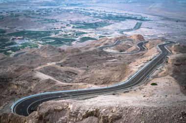 Jebal Hafeet 'e giden kıvrımlı yol, uae