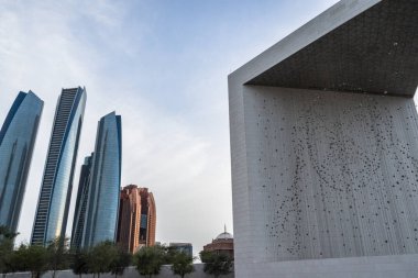 Abu Dabi 'deki ünlü manzaralara bakın.