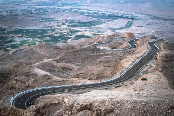 Jebal Hafeet 'e giden kıvrımlı yol, uae