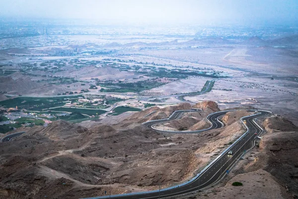 Jebal Hafeet 'e giden kıvrımlı yol, uae