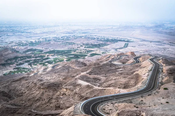 Jebal Hafeet 'e giden kıvrımlı yol, uae