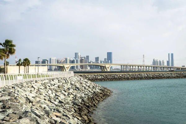 Abu Dabi 'de bir köprü.