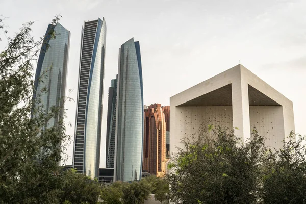 Abu Dabi 'deki ünlü manzaralara bakın.