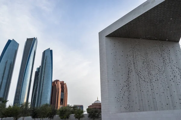 Abu Dabi 'deki ünlü manzaralara bakın.