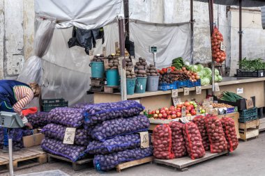 Dzerzhinsk, Rusya - 6 Mayıs 2018: Şehir Pazar sayaç tarım ürünleri. Patates, lahana, havuç, soğan, salatalık, pancar, domates, elma satışı. Trancl: Büyük ızgaralar kilogram başına 15 ruble