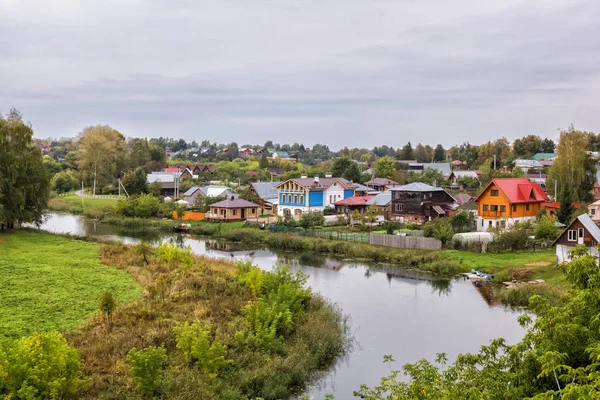 Eski tarihi şehir Suzdal toprak duvar görünümünü sonbahar bulutlu gün. Rusya.