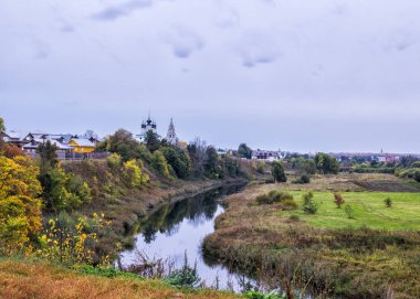 Cityscape sahne. Eski taşra kasabasında Suzdal ve Kamenka nehir görünümü bir sonbahar gününde, Rusya Federasyonu.