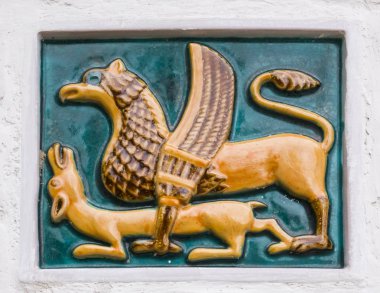 Suzdal, Rusya - 25 Eylül 2018: Seramik fayans, geleneksel taş kapı dekorasyon. Griffin ve doe - Dünya kültürünün en eski hikaye.