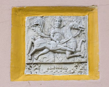 Suzdal, Rusya - 25 Eylül 2018: Seramik fayans, geleneksel taş kapı dekorasyon. Beyaz bir taş üzerine eski bir oyma taklit. Çeviri: 12. yüzyılda kutsal savaşçı