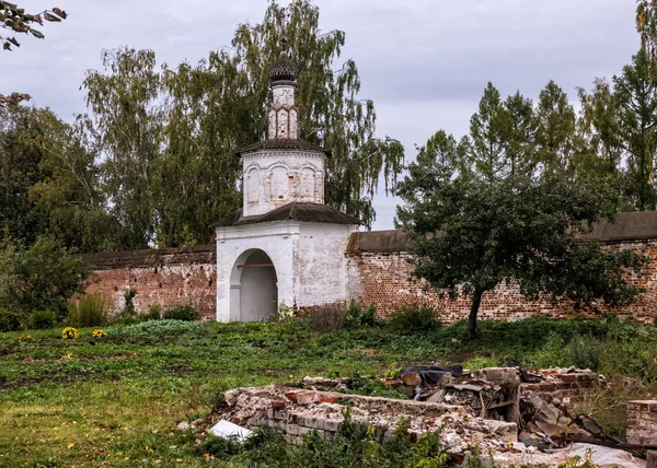 絵のような遺跡があります タワーと Rizopolozhensky 修道院 スーズダリ ロシアの壁 — ストック写真