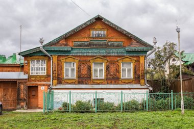 Suzdal, Rusya - 25 Eylül 2018: Rus ili tarihi kasaba mimarisi. Eski geleneksel zarif ahşap ev ile oyulmuş süsleme.