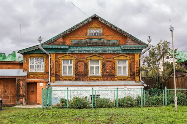 スーズダリ ロシア連邦 2018 ロシアの地域の小さな歴史的な町のアーキテクチャです 木彫りの飾りと古い伝統的なエレガントな木造住宅 — ストック写真