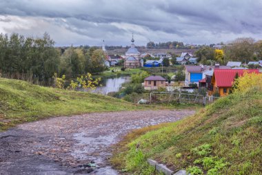 Cityscape sahne. Bir sonbahar günü, Rusya eski taşra kasabasında Suzdal sokaklarında.