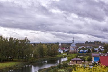 Cityscape sahne. Kilisenin kutsal yükselmesine ve hayat veren çapraz Efendisi (Krestovozdvizhenskaya) bir çan kulesi ve Cosma kilise ve Damian, Suzdal, Rusya adına