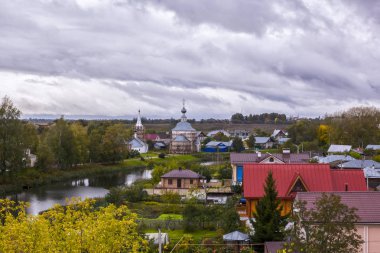 Cityscape sahne. Eski taşra kasabasında Suzdal görünümünü ve nehrin Kamenka bir sonbahar gününde, Rusya Federasyonu.