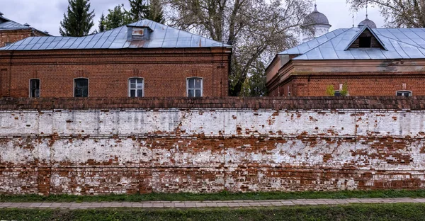 Stary Poobijany Biało Czerwony Mur Budynki Czerwonej Cegły Nim Klasztor — Zdjęcie stockowe