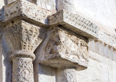 Suzdal, Rusya - 26 Eylül 2018: Dış mimari detaylar. Beyaz taş üzerine oyma. Kutsal Bakire Meryem (Rozhdestvensky) Cathedralnativity. Büyük bir aslan heykeli ile