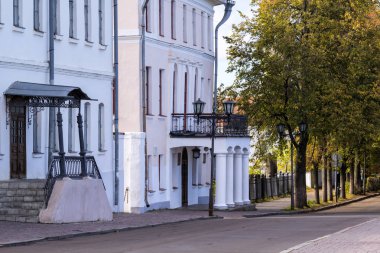 Görünümünde bir sundurma ile evlerin Lenin Caddesi üzerinde şehir merkezinde sonbahar. Suzdal, Rusya Federasyonu