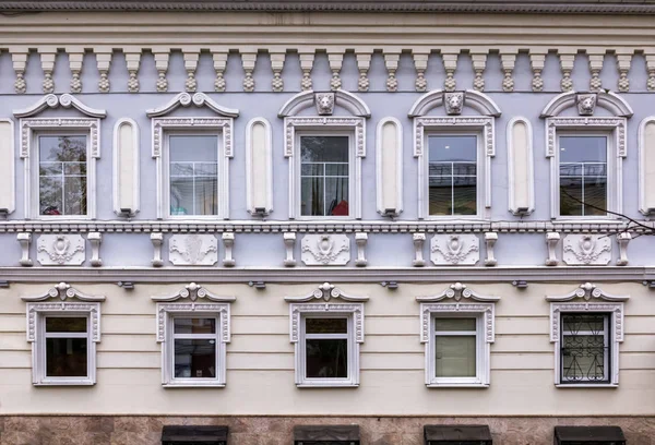 复古建筑轻灰泥经典立面 装饰丰富 有各种建筑细节 狮子头等 前视图关闭 — 图库照片