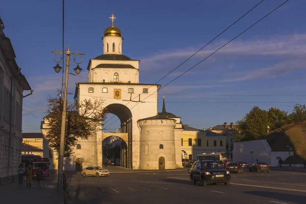 ウラジーミル ロシア 2018 ゴールデン ゲートはユネスコの世界遺産 古代ロシア建築の記念碑です ボルダ マスコウスカヤ通りからの眺め — ストック写真