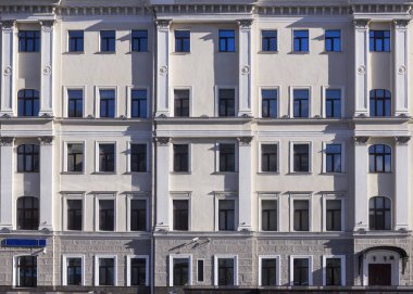 Vintage mimari klasik cephe bina. Önden Görünümü Kapat.