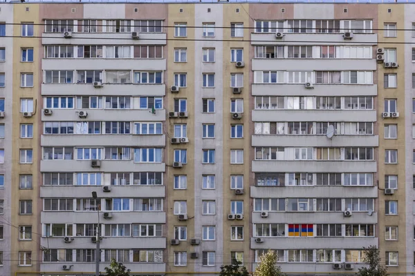 Выдержанное Грязное Фасадное Жилое Здание Многоэтажный Дом Советская Архитектура Вид — стоковое фото