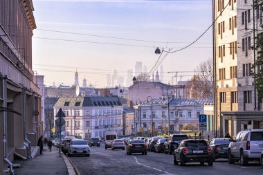 Moskova, Rusya - 9 Kasım 2018: Görünüm Podkolokolny Lane ve tarihsel bölge Hitrovka, Moskova şehir ve çan kulesi Ivan Velikiy, Moskova'nın sembolü.